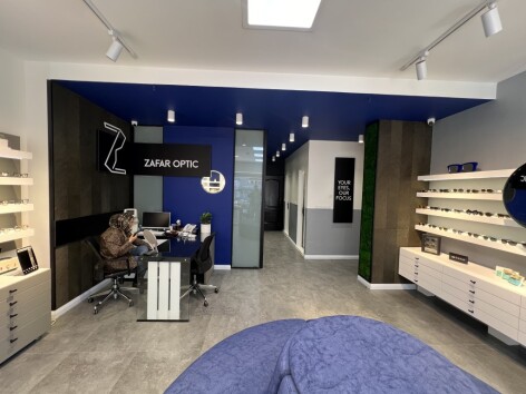 طراحی دکوراسیون مدرن اپتیک ظفر با پالت رنگی مشکی و آبی کاربنی
