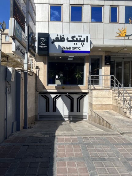 طراحی دکوراسیون مدرن اپتیک ظفر با پالت رنگی مشکی و آبی کاربنی